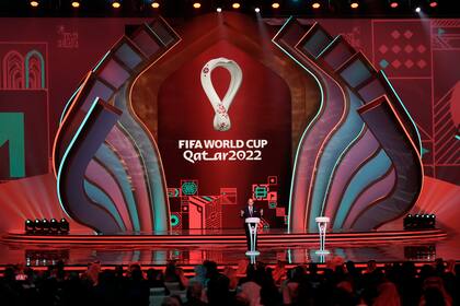 El presidente de la FIFA durante el sorteo de la Copa Mundial de Qatar 2022 en el Centro de Exhibiciones y Convenciones de Doha (AP Foto/Hassan Ammar)