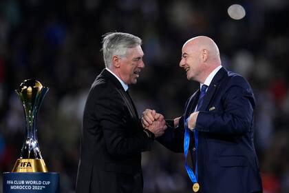 El presidente de la FIFA Gianni Infantino felicita al técnico del Real Madrid, Carlo Ancelotti, durante la premiación del Mundial de Clubes que se jugó en febrero pasado en Rabat, Marruecos