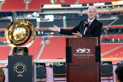 El presidente de la FIFA, Gianni Infantino, presenta el trofeo del Mundial de Clubes, el 14 de abril de 2025, en Atlanta.