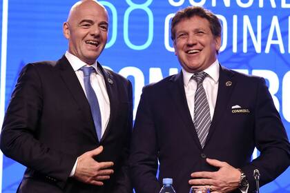 Otra época, cuando todo era sonrisas entre Gianni Infantino, presidente de FIFA, y Alejandro Domínguez, su par de Conmebol; las dos regiones de mayor peso en el fútbol ven un complot contra la Copa América y la Eurocopa.