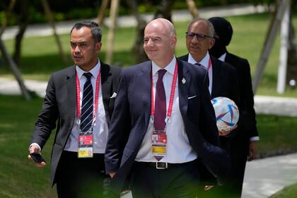 El presidente de la FIFA Gianni Infantino, en el centro, durante el G20 que se realiza en Bali, Indonesia