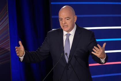 El presidente de la FIFA, Gianni Infantino, habla durante el 48vo congreso de la UEFA en París, el 8 de febrero de 2024. (AP/Christophe Ena)