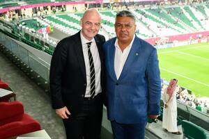 El presidente de la FIFA, Gianni Infantino, junto a Claudio "Chiqui" Tapia, máximo dirigente del fútbol argentino