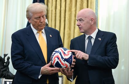 El presidente de la FIFA, Gianni Infantino, junto a Trump en Washington, Estados Unidos, el 7 de marzo de 2025