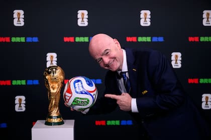 El presidente de la FIFA, Gianni Infantino, junto a Trionda, la pelota del Mundial 2026, y la Copa del Mundo