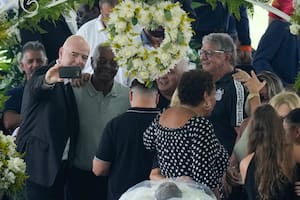 Infantino recibió fuertes críticas por tomarse una selfie a poca distancia del ataúd de Pelé y se descargó