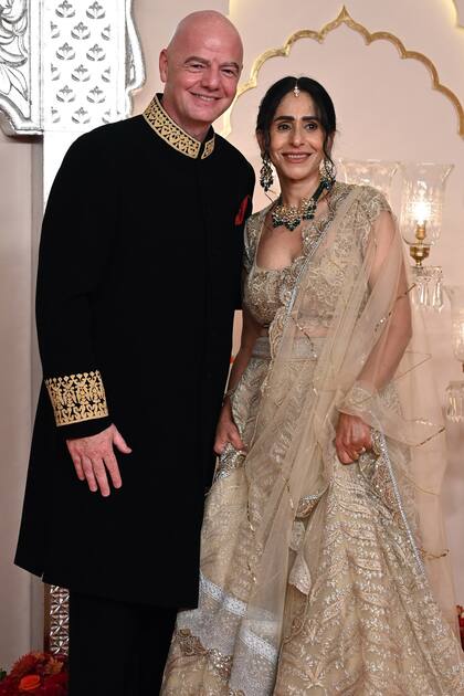 El presidente de la FIFA, Gianni Infantino, y su mujer, Leena Al Ashqar.