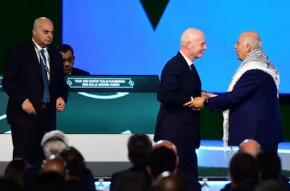 El presidente de la FIFA intentando serenar a Rajoub