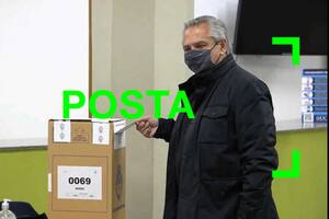 Son verdaderas las fotos de Alberto Fernández votando en una urna con una faja de seguridad cortada