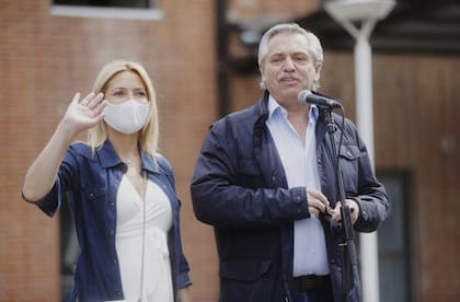 El Presidente de la Nación Alberto Fernández y la primera dama Fabiola Yañez a la salida de la votación en Puerto Madero.