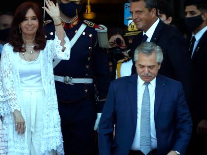 El Presidente de la Nación, Alberto Fernández y la Vicepresidenta Cristina Fernández de Kirchner saludan en la puerta del Congreso Nacional luego de concluida la apertura de la Asamblea Legislativa 2022.