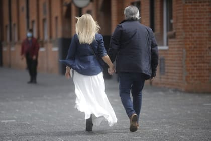 El Presidente de la Nación Alberto Fernández y la primera dama Fabiola Yañez a la salida de la votación del presidente en Puerto Madero.