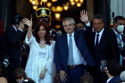 El Presidente de la Nación, Alberto Fernández y la Vicepresidenta Cristina Fernández de Kirchner saludan en la puerta del Congreso Nacional luego de concluida la apertura de la Asamblea Legislativa 2022.