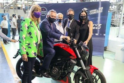 El presidente de la Nación, Alberto Fernández, y la vicegobernadora de Santa Fe, Alejandra Rodenas, en la fábrica de motos Corven, a fines de 2020