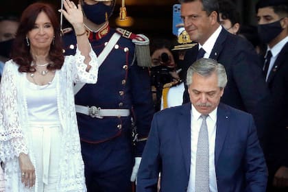 El Presidente de la Nación, Alberto Fernández y la Vicepresidenta Cristina Fernández de Kirchner saludan en la puerta del Congreso Nacional luego de concluida la apertura de la Asamblea Legislativa 2022.