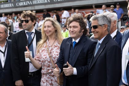 El presidente de la Nación, Javier Milei, y su hermana, Karina Milei, en el palco oficial con Benjamín Araya, presidente de la Asociación Argentina de Polo