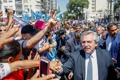 Alberto Fernández con manifestantes en el Congreso