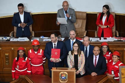 El presidente de la petrolera estatal Pdvsa, Héctor Obregón, sostiene una copia del proyecto de ley de Reforma Parcial de la Ley Orgánica de Hidrocarburos