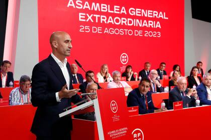 El presidente de la Real Federación Española de Fútbol (RFEF), Luis Rubiales, durante una rueda de prensa en la Asamblea General Extraordinaria, en la Ciudad del Fútbol de Las Rozas,