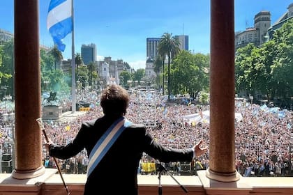 El Presidente de la República Argentina Javier Milei le habla por primera vez a todos los argentinos desde el balcón de la Casa Rosada el día de su asunción