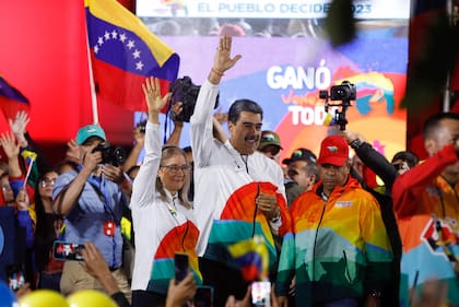 El presidente de la República Bolivariana de Venezuela, Nicolás Maduro, saluda a sus partidarios antes de pronunciar un discurso cuando el Consejo Nacional Electoral emitió los resultados del referéndum consultivo sobre la soberanía venezolana sobre el Esequibo, en Caracas el 3 de diciembre de 2023.
