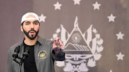 El presidente de la República de El Salvador, Nayib Bukele, en rueda de prensa el pasado domingo en un hotel de San Salvador. STANLEY ESTRADA / AFP