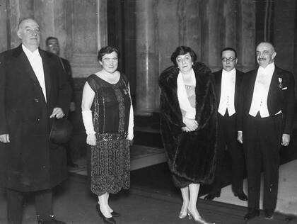 El Presidente de la República, Marcelo T. de Alvear y su esposa, Regina Pacini de Alvear, con el ministro de Alemania, Dr. Gneist y su señora, en el foyer del Teatro Colón de Buenos Aires. 3 de octubre de 1927.