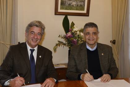El presidente de la Rural, Nicolás Pino, y Jorge Macri, en la firma del convenio de cooperación