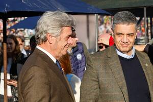 El presidente de la Rural, Nicolás Pino, y Jorge Macri, jefe de Gobierno porteño, en la pista central de Palermo