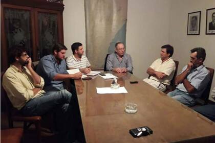 El presidente de la Sociedad Rural de Gualeguay, Luciano Olivera, y Alesio Quattrochi en una reunión con el intendente y autoridades de la ciudad por tema que preocupa a la entidad