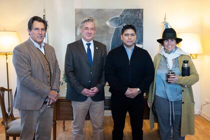 El presidente de la Sociedad Rural, Nicolás Pino, junto al gobernador de Santa Cruz y directivos de la Rural