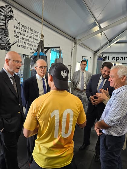 El presidente de la Suprema Corte bonaerense, Daniel Soria; el ministro de la Corte Suprema Carlos Rosenkrantz; el ministro de Justicia bonaerense, Juan Martín Mena, y Eduardo "Coco" Oderigo, dialogan con uno de los internos de la U48 que participa de los programas de la Fundación Espartanos