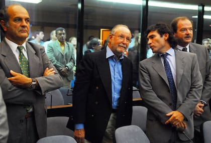 El presidente de LAPA, Gustavo Deutsch (centro), durante el juicio