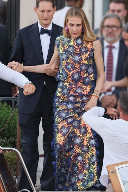 El presidente
de las automotrices
Ferrari y Stellantis,
John Elkann, junto
a su mujer, la
aristócrata Lavinia
Borromeo, suben a
la embarcación que
los llevará rumbo a la
ceremonia religiosa.