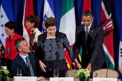 El presidente de los Estados Unidos, Barack Obama, ayuda a la presidenta brasileña, Dilma Rousseff, durante el encuentro de la Iniciativa de Gobiernos Abiertos en la sede neoyorquina de Naciones Unida