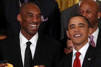 El presidente de los Estados Unidos, Barack Obama, posa para la foto con Kobe Bryant durante una ceremonia en honor a los campeones de baloncesto de la NBA de 2009 Los Angeles Lakers en la Sala Este de la Casa Blanca en Washington
