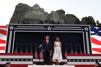 El presidente de los Estados Unidos, Donald Trump, y la primera dama Melania Trump asisten a los eventos del Día de la Independencia en el Monte Rushmore en Keystone