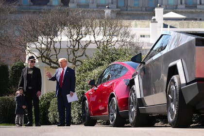 El presidente de los Estados Unidos, Donald Trump, recibió en la Casa Blanca a los modelos Tesla de la firma de Elon Musk