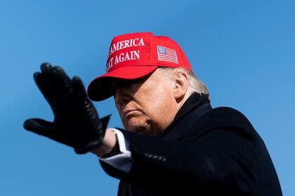 El presidente de los Estados Unidos, Donald Trump, se marcha después de hablar durante un mitin Make America Great Again en el Aeropuerto Regional de Fayetteville el 2 de noviembre de 2020, en Fayetteville, Carolina del Norte