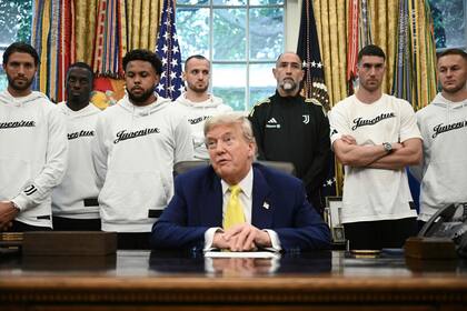 El presidente de los Estados Unidos, Donald Trump, en el Salón Oval de la Casa Blanca junto a los jugadores de Juventus