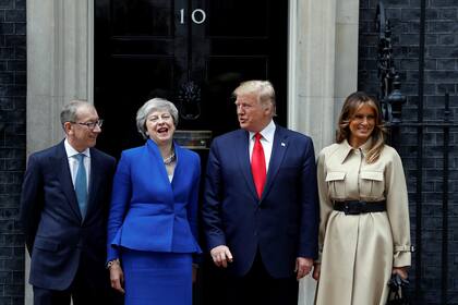 El presidente de los Estados Unidos Donald Trump y la primera dama Melania Trump se reúnen con la primera ministra británica Theresa May y su esposo Philip en Downing Street