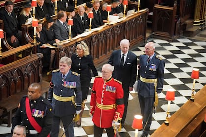 El presidente de los Estados Unidos, Joe Biden, arriba en el centro, y la primera dama, Jill Biden, llegan para el funeral de la reina Isabel II en la Abadía de Westminster 