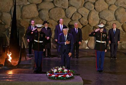 El presidente de los Estados Unidos, Joe Biden, coloca una corona de flores en el Salón del Recuerdo del Museo Conmemorativo del Holocausto Yad Vashem en Jerusalén, el 13 de julio de 2022. De izquierda a derecha: el secretario de Estado de los Estados Unidos, Antony Blinken, el rabino del Consejo, Israel Meir Lau, el ministro de Defensa israelí, Benny Gantz, el primer ministro interino, Yair Lapid, y el presidente de Yad Vashem, Dany Dayan