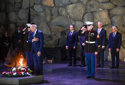 El presidente de los Estados Unidos, Joe Biden, coloca una corona de flores en el Salón del Recuerdo del Museo Conmemorativo del Holocausto Yad Vashem en Jerusalén, Israel, el 13 de julio de 2022