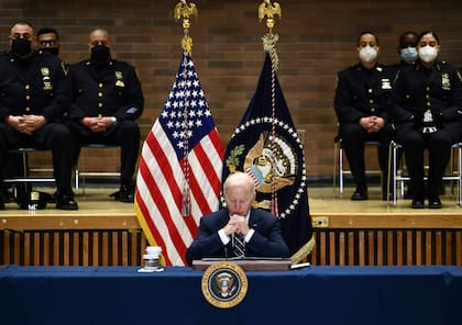 El presidente de los Estados Unidos, Joe Biden, participa en una reunión de la Asociación de Estrategias contra la Violencia con Armas en la sede de la policía de Nueva York el 3 de febrero de 2022
