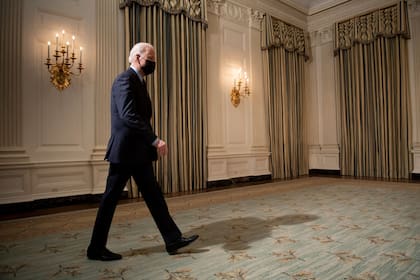 El presidente de los Estados Unidos, Joe Biden, llega al Comedor Estatal de la Casa Blanca, el 5 de febrero de 2021, para dar su discurso
