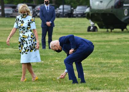 El presidente de los Estados Unidos, Joe Biden, le da una flor de diente de león a la primera dama Jill Biden mientras parten en Marine One desde Washington DC, el 29 de abril de 2021