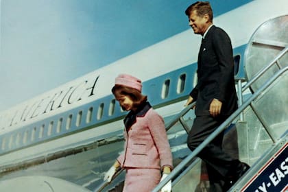 El presidente de los Estados Unidos, John F.Kennedy y la primera dama Jacqueline Bouvier Kennedy caminan por las escaleras del Air Force One cuando llegan al Love Field en Dallas, Texas, menos de una hora antes de su asesinato el 22 de noviembre de 1963