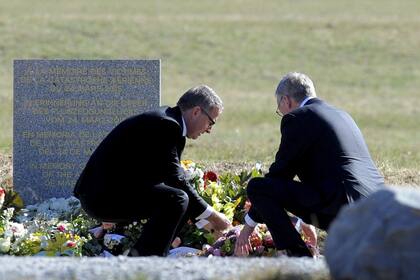 El presidente de Lufthansa, Carsten Spohr, y el de Germanwings, Thomas Winkelmann, visitaron la zona de la tragedia