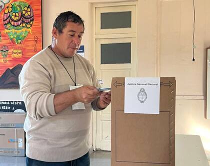 El presidente de mesa, Mariano Barbosa, haciendo uso de su deber cívico